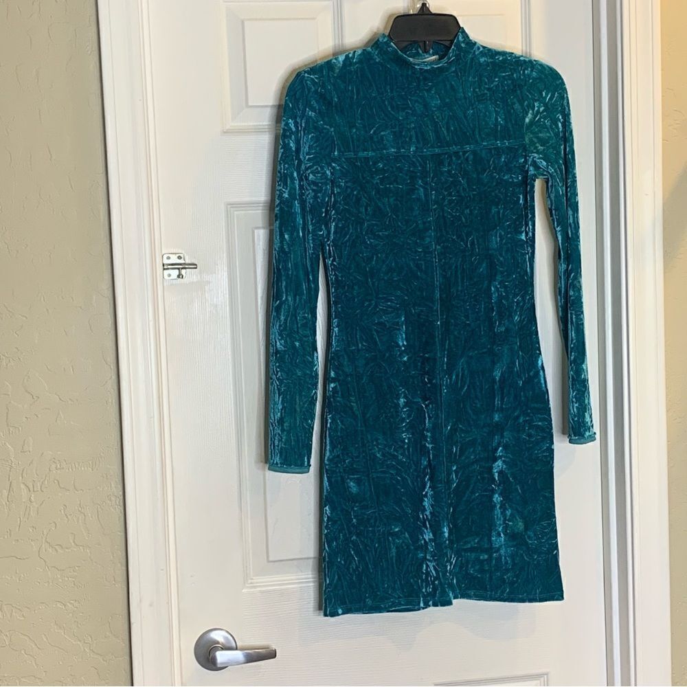 Urban Outfitters Kimchi Blue Iris Velvet Mini Dress Size Small - Picture 4 of 9